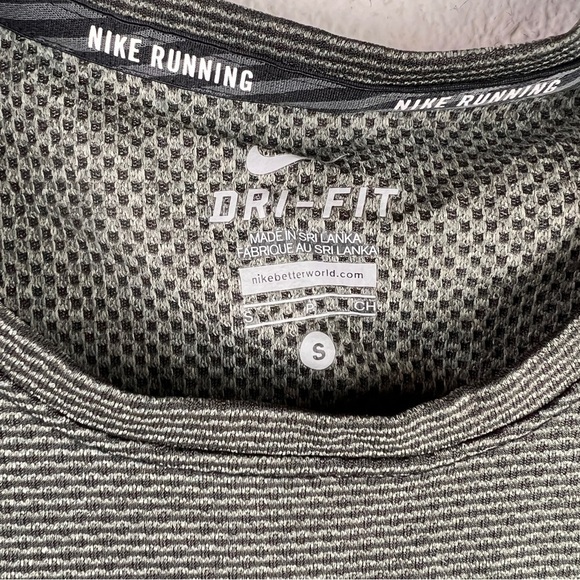 NIKE GRAY/BLACK STRIPED RUNNING TOP. SHORT SLEEVES. Small front pocket for key - Picture 5 of 8